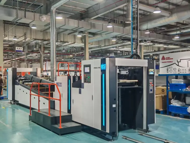 New Star nieuwe machine FHSGJ-760 Volautomatische hogesnelheids Vol/spotlakmachine is afgeleverd aan de Indonesische klant.